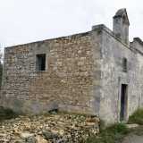 La chiesa di San Pietro si trova invece sulla strada provinciale 92 che da Modugno conduce a Bitritto